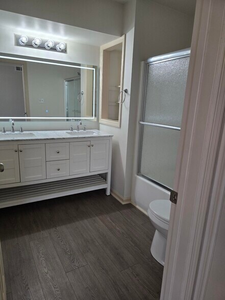 Master Bath - 121 Treetops Dr