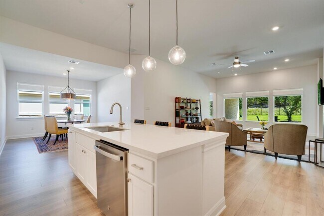 Building Photo - 916 Pear Tree Ln