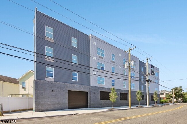 Building Photo - 369 18th Ave