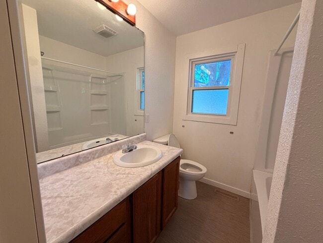 Building Photo - Cute 2 bedroom $795 per month