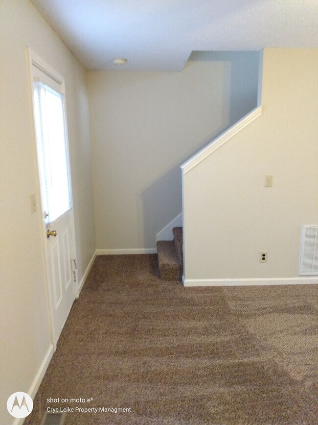 Building Photo - Clean and Cute 2 Bedroom Townhome