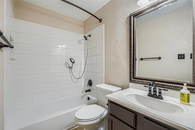 Building Photo - 9802 Briar Ridge Dr