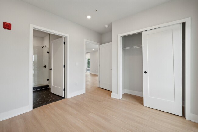 Building Photo - 6910 Ridge Ave