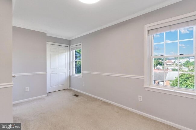 Building Photo - 2035 S Glebe Rd