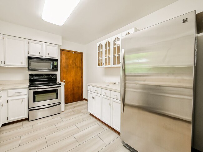 Building Photo - Your Private Retreat Just Minutes from Downtown South Lyon
