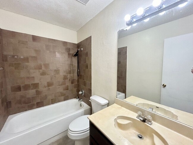 Building Photo - 2 Bedroom 2 bath in BIG COUNTRY GDN HMS