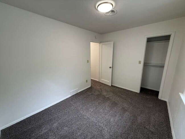 Building Photo - 3 Bedroom 1 Bathroom Greenwood Home!
