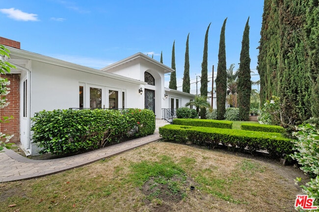 Building Photo - 465 N Kilkea Dr