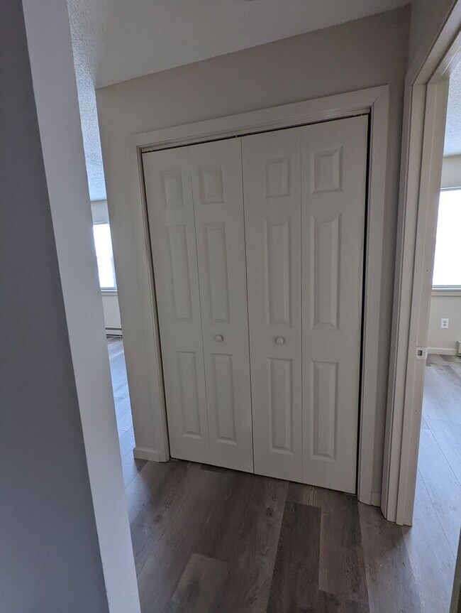 Building Photo - Main Level Renovated 2 Bedroom Apartment