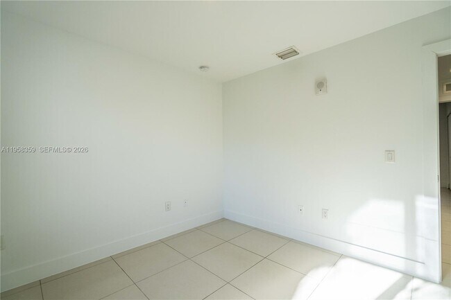 Building Photo - 1985 Bay Dr