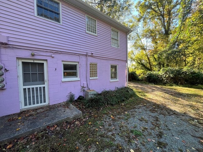 Building Photo - Walk to UNC!