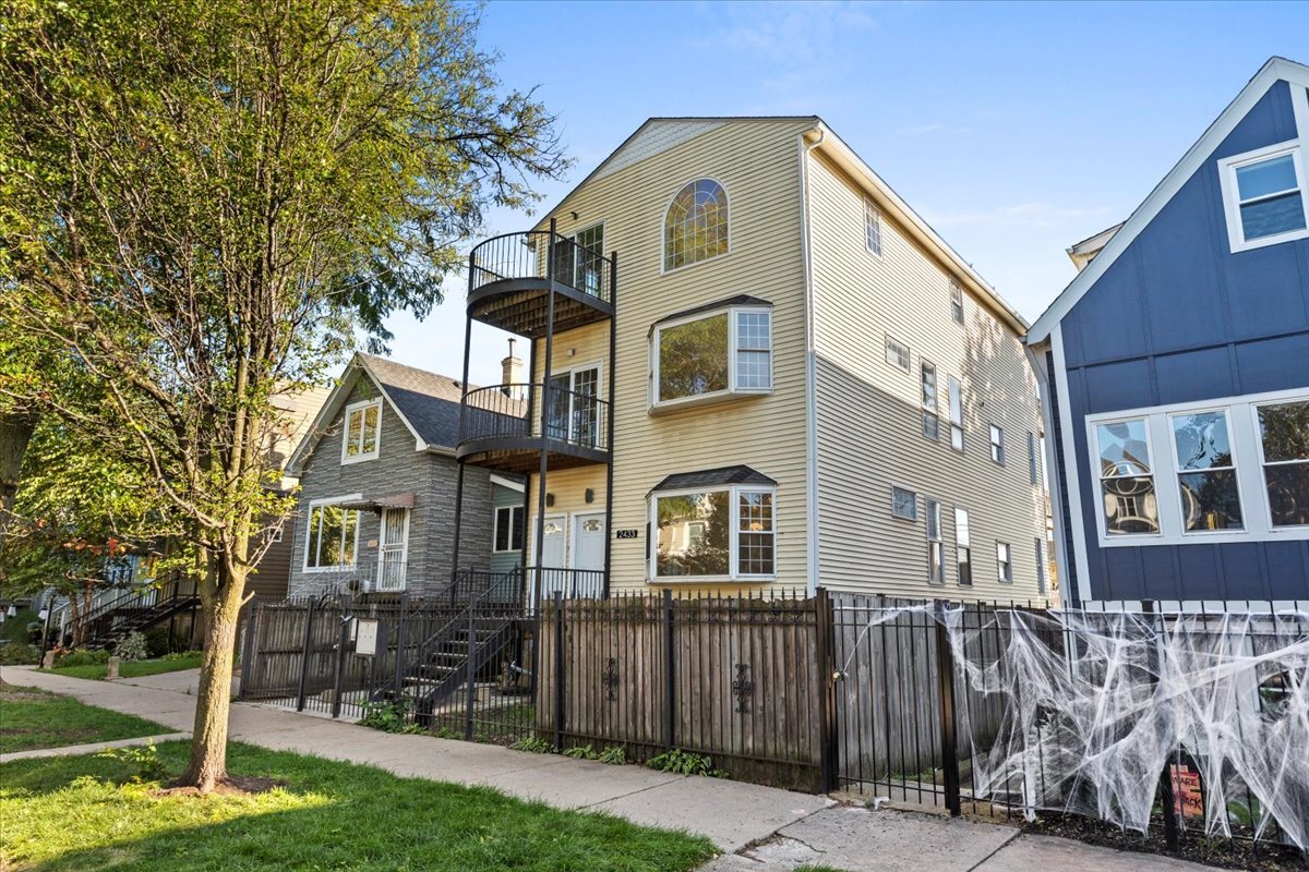 Building Photo - 2433 W Fletcher St