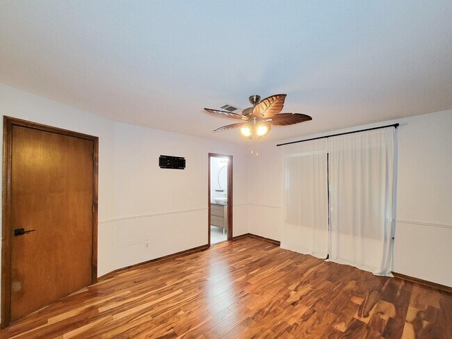 Building Photo - 10282 Valley Dr S