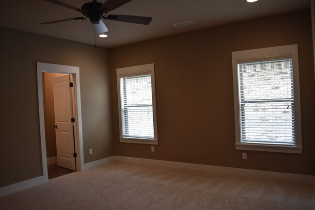 Building Photo - 4 Bedroom 3.5 Bath In The Heart of Fayetteville!