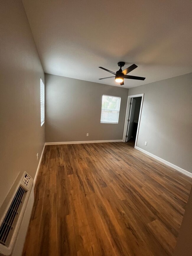 Building Photo - 4 bed 4 bath home - with personal AC in ea...