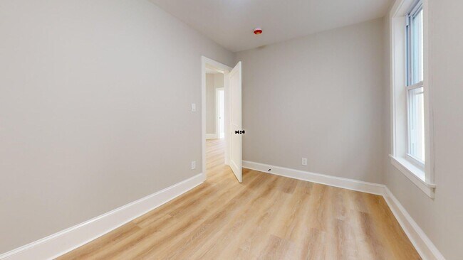 Building Photo - 205 Chelsea St