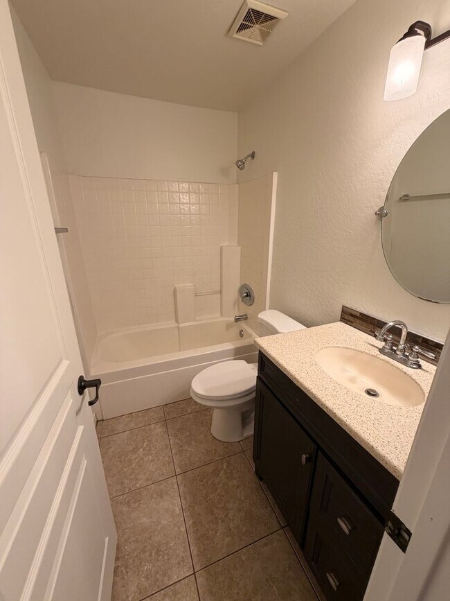 Building Photo - Charming 3 bed + bonus room, 2 bath home in the Ghost Ranch Communtity