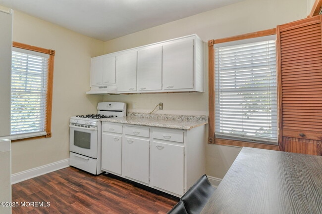 Building Photo - 705 7th Ave