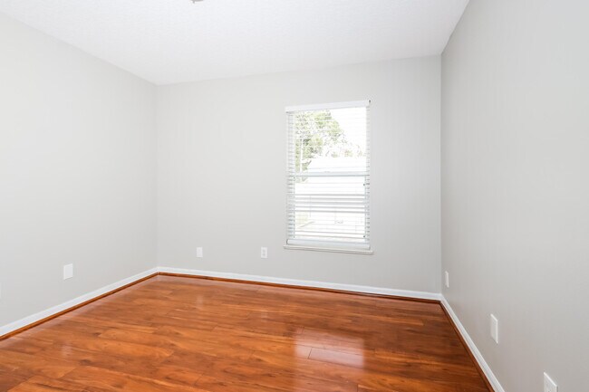 Building Photo - 317 SW Duxbury Ave