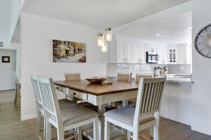 dining area / open floorplan - 74 Avenida Las Palmas