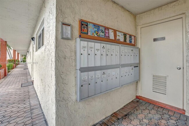 Building Photo - 8980 S Hollybrook Blvd