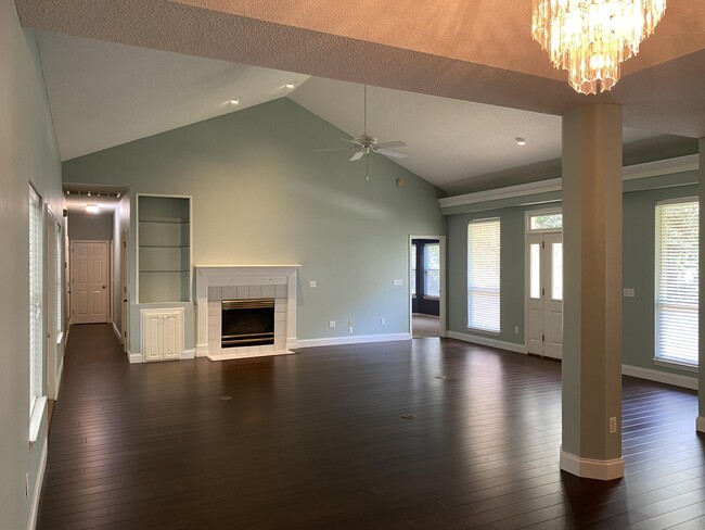 Building Photo - 2020 Plantation Oaks Dr