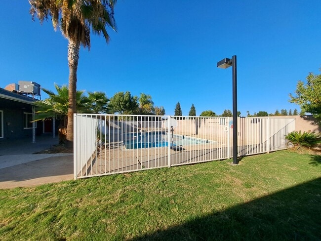 Building Photo - Beautiful 6-Bedroom Home with Pool & Outdo...