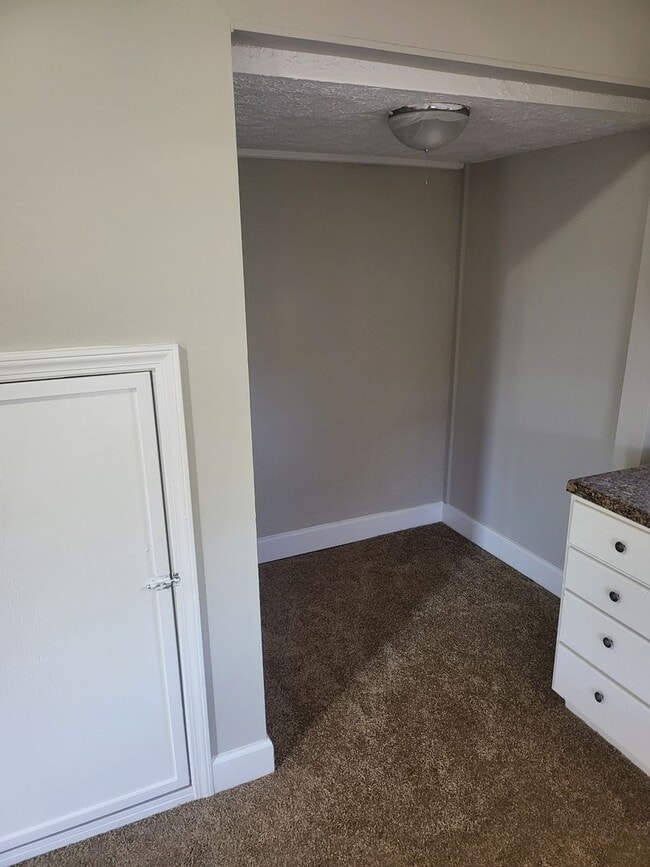 Building Photo - Nice three bedroom with bonus room in Laverne