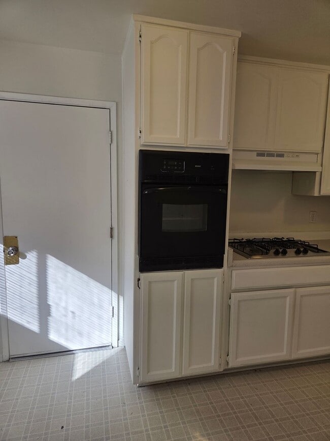Building Photo - 3 Bedroom 2 Bath Home with Cooler