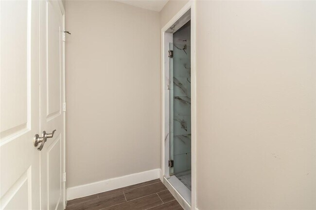 Building Photo - 2662 S Woodloch St