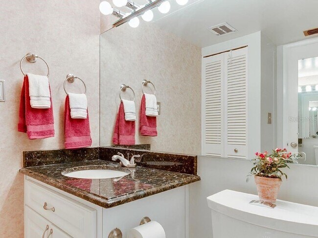 Building Photo - 4725 Cove Cir