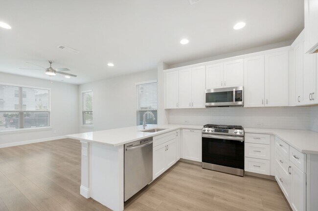 Building Photo - Modern 3 Bedroom, 2.5 Bath Townhome in a Gated Community for Lease!