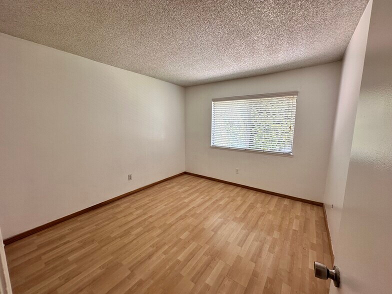 Building Photo - 2415 Mercedes Ave