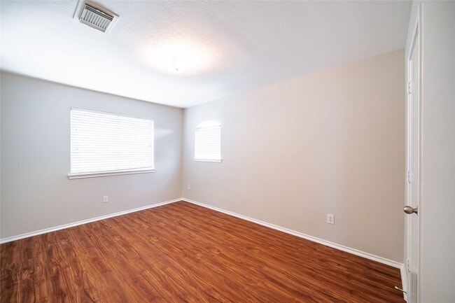 Building Photo - 930 Lancaster Lake Dr