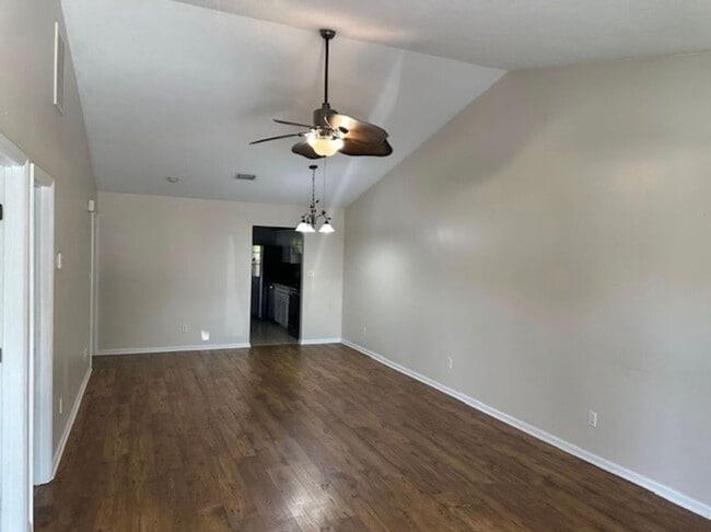 Building Photo - 2 Bedroom Townhome Conveniently Located in...