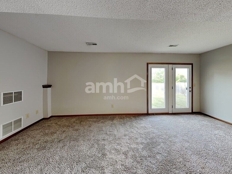 Building Photo - 6103 N Evans Ave