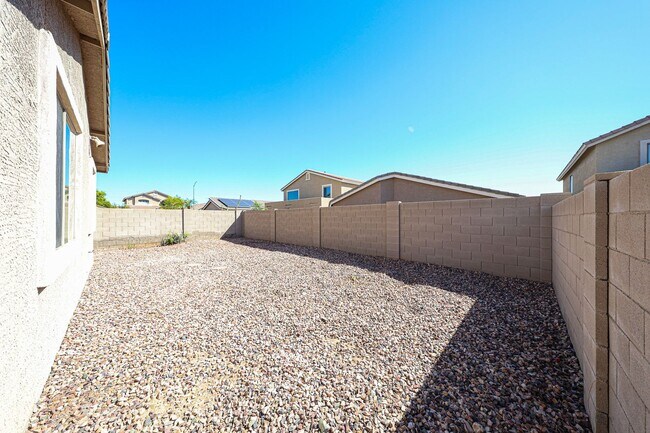 Building Photo - Charming 4 Bed 2 bath 2 Car Garage Home in...