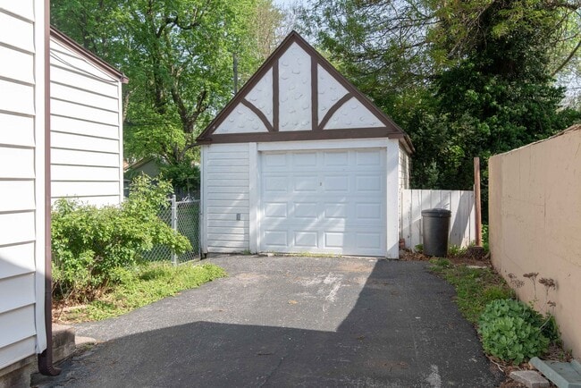 Building Photo - 509 E Bennett St