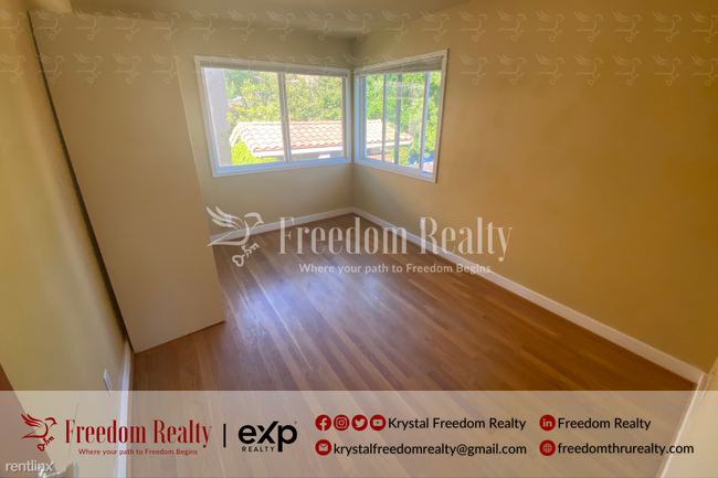 Building Photo - 3 br, 2 bath Triplex - 1765 Los Feliz Driv...