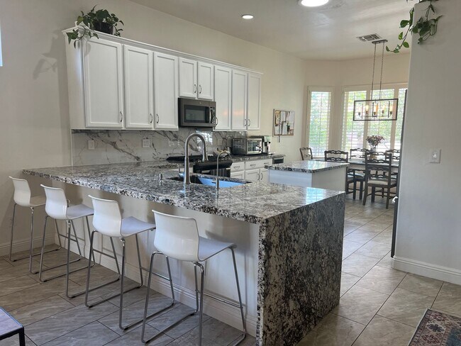 Building Photo - Gorgeous Northwest 3 Bedroom!