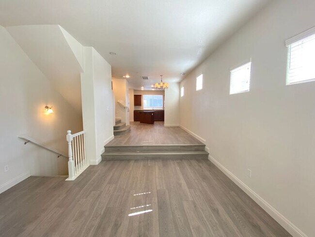 Building Photo - Luxury Townhouse 2 Master Suites - North M...