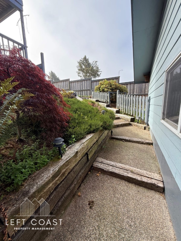 Building Photo - 6215 NE Oar Dr