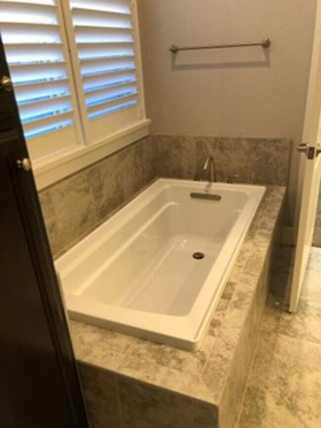 Building Photo - Stunning 3 Bedroom 2 Bath in Fair Oaks, CA