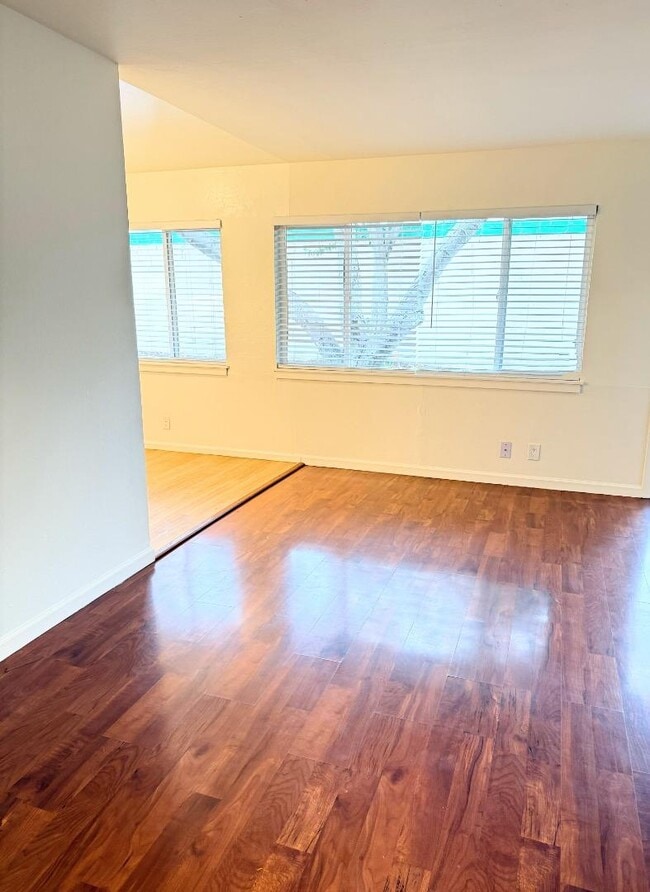 Building Photo - 418 Roosevelt Ave