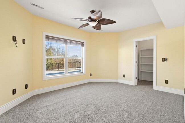 Building Photo - Large 5 Bedroom Home W/ Fenced yard