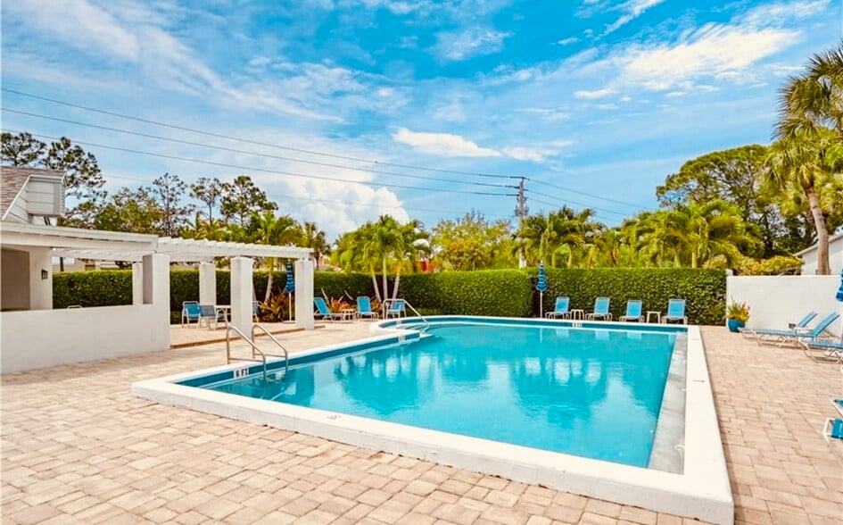 Building Photo - 833 Meadowland Dr