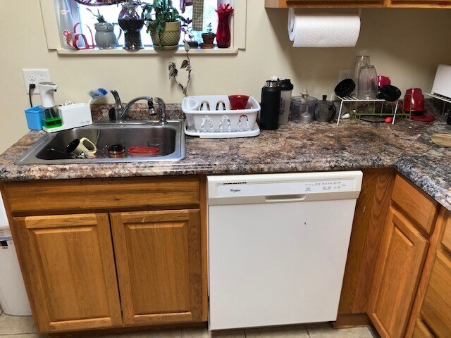 Building Photo - 2343 Sherbrook St