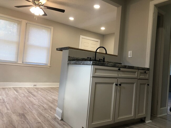 Building Photo - MOVE-IN READY!