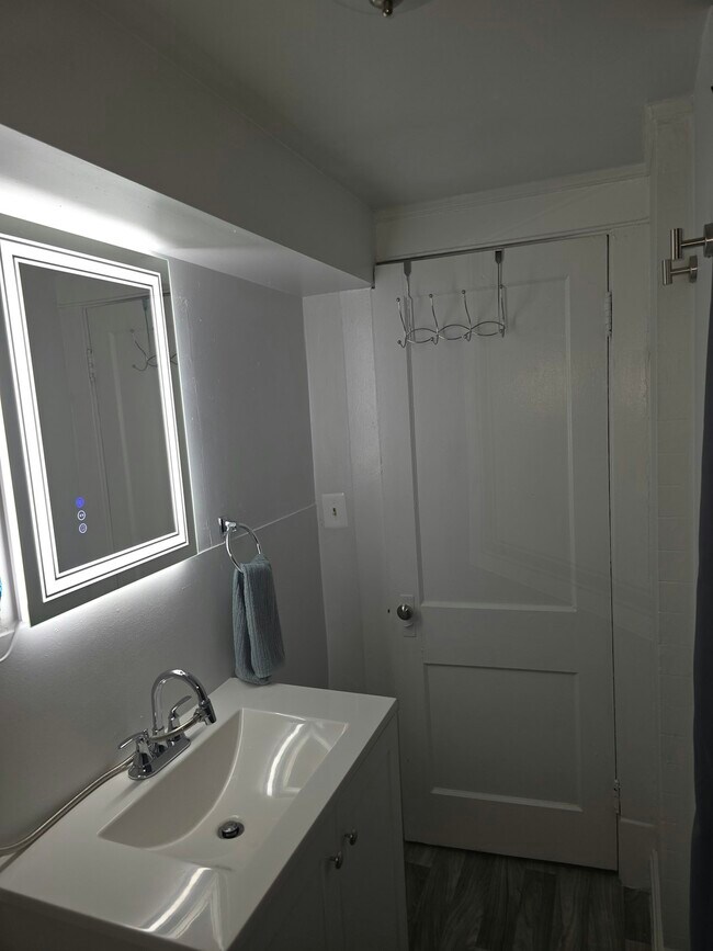 Building Photo - 650 E 130th St