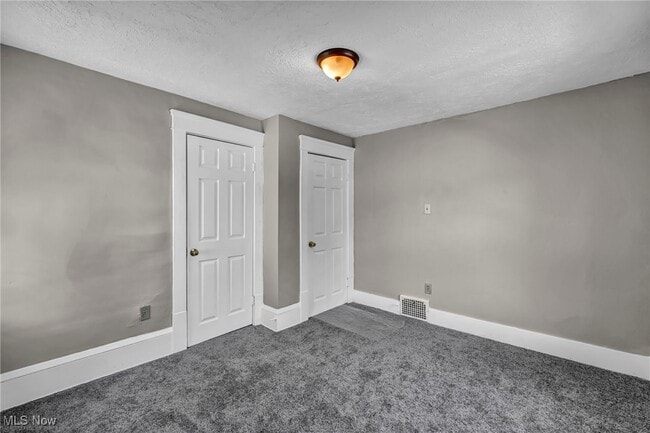 Building Photo - 906 Delia Ave